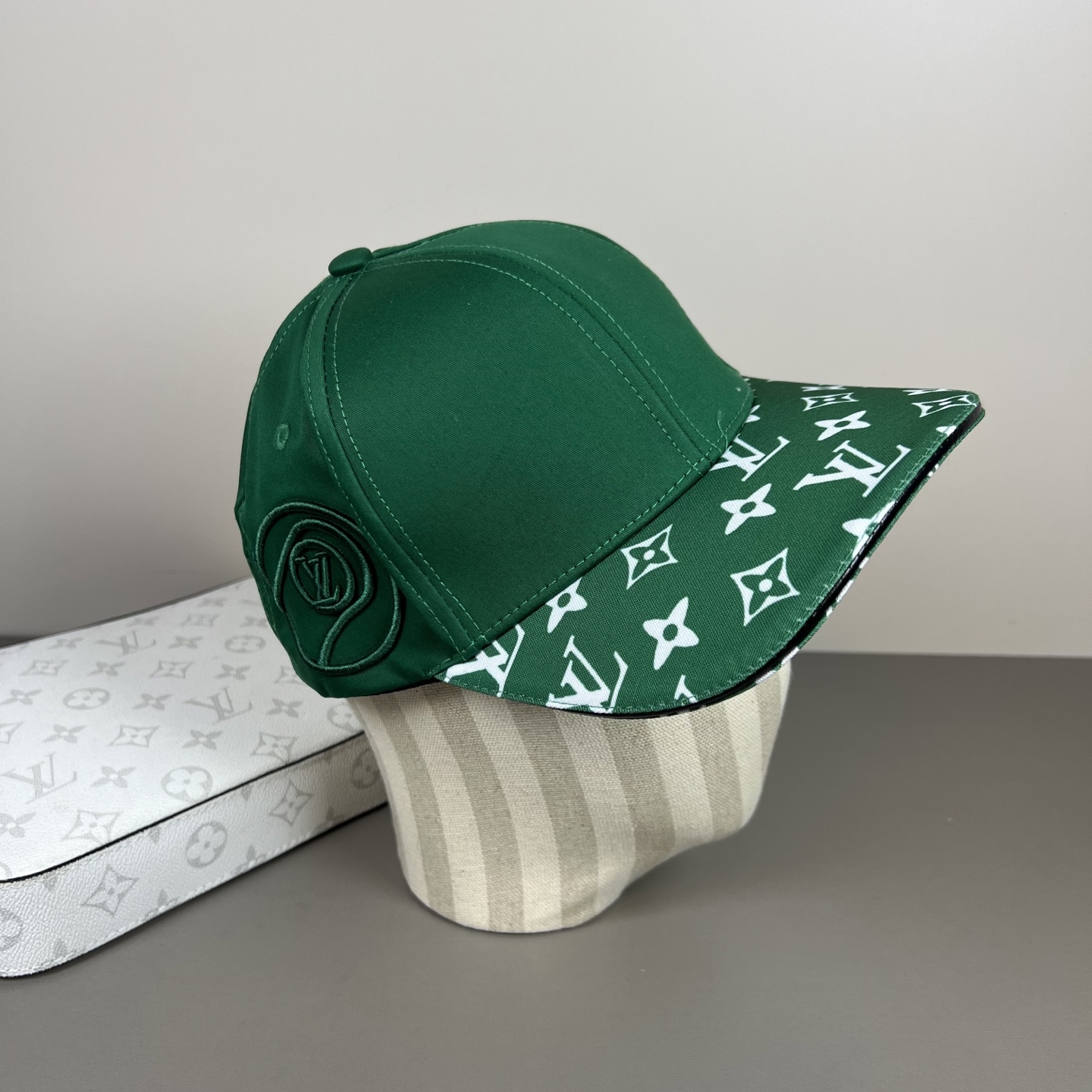 🌾🧢路易威登lv棒球帽 LouisVuitton😍新款重工打造♥️高端大气，百搭款🤗男女通用！