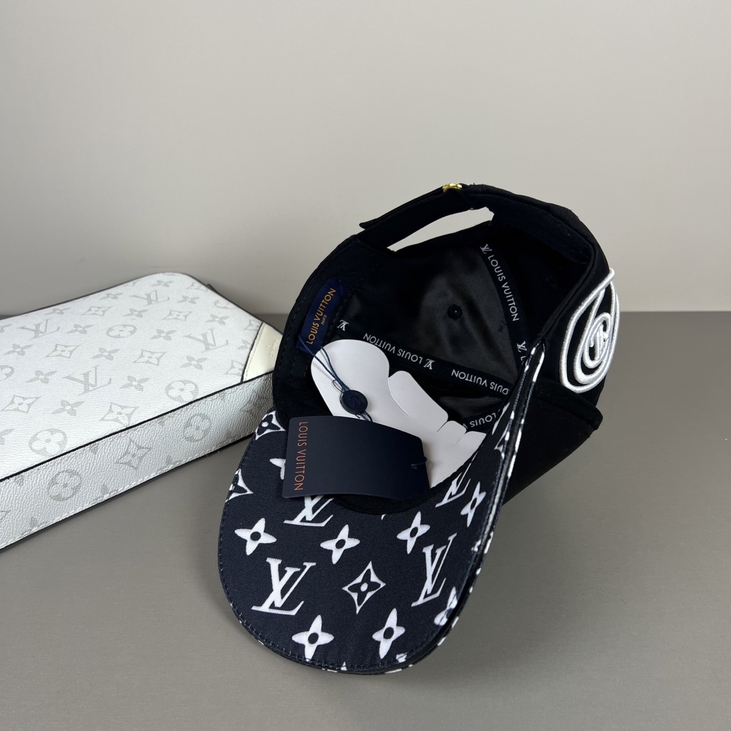 🌾🧢路易威登lv棒球帽 LouisVuitton😍新款重工打造♥️高端大气，百搭款🤗男女通用！