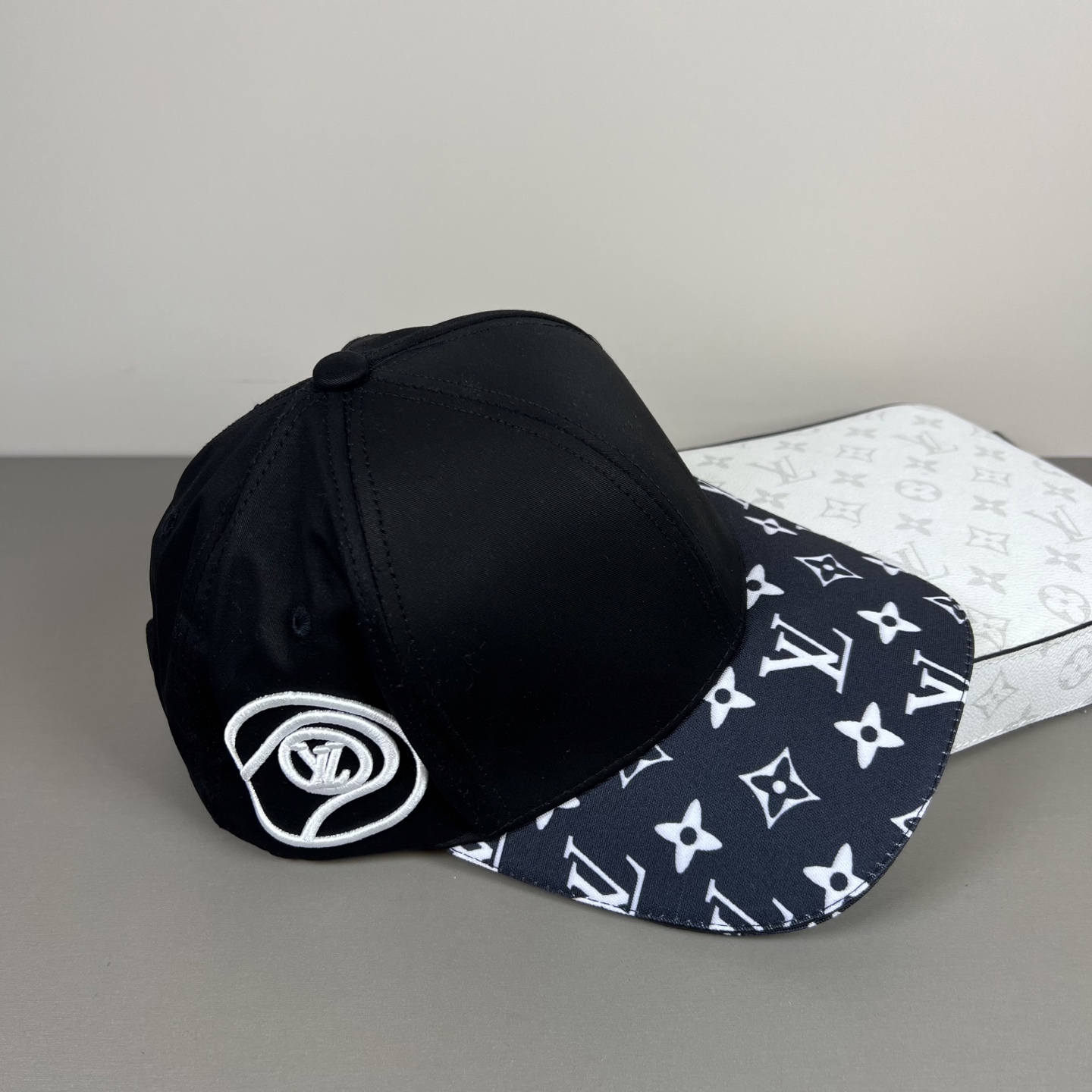 🌾🧢路易威登lv棒球帽 LouisVuitton😍新款重工打造♥️高端大气，百搭款🤗男女通用！