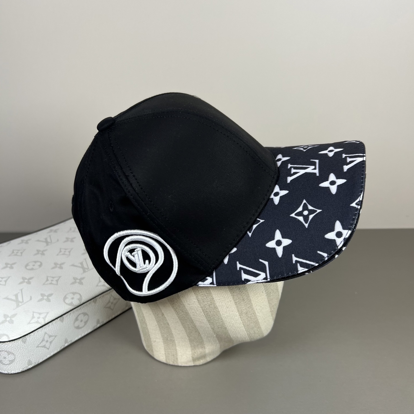 🌾🧢路易威登lv棒球帽 LouisVuitton😍新款重工打造♥️高端大气，百搭款🤗男女通用！