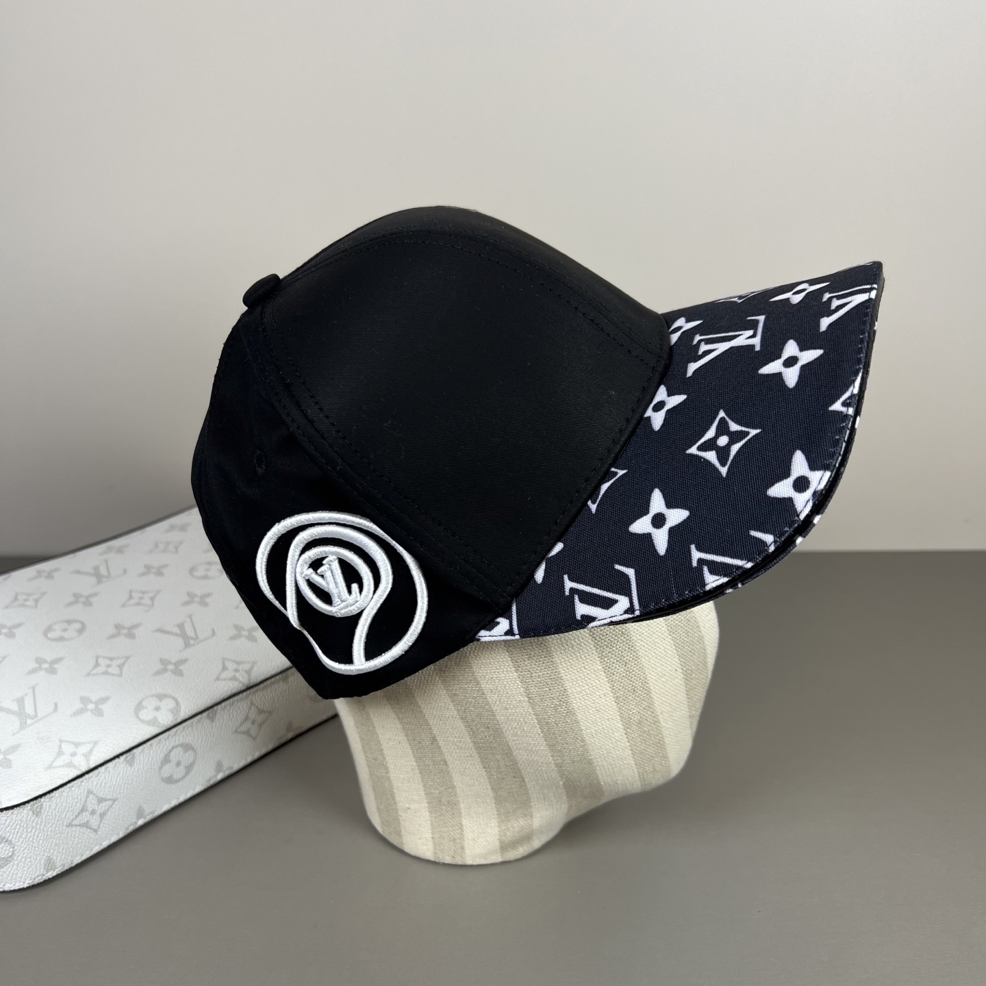 🌾🧢路易威登lv棒球帽 LouisVuitton😍新款重工打造♥️高端大气，百搭款🤗男女通用！