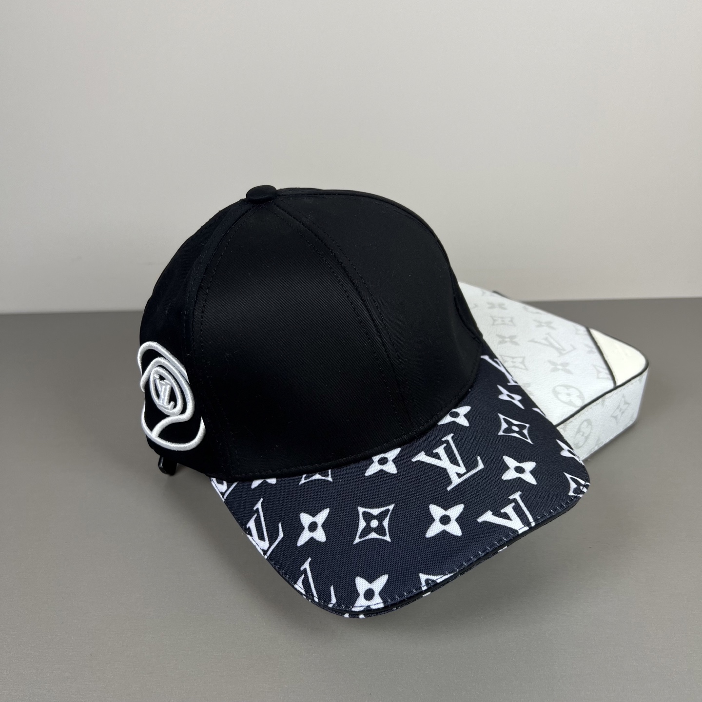 🌾🧢路易威登lv棒球帽 LouisVuitton😍新款重工打造♥️高端大气，百搭款🤗男女通用！