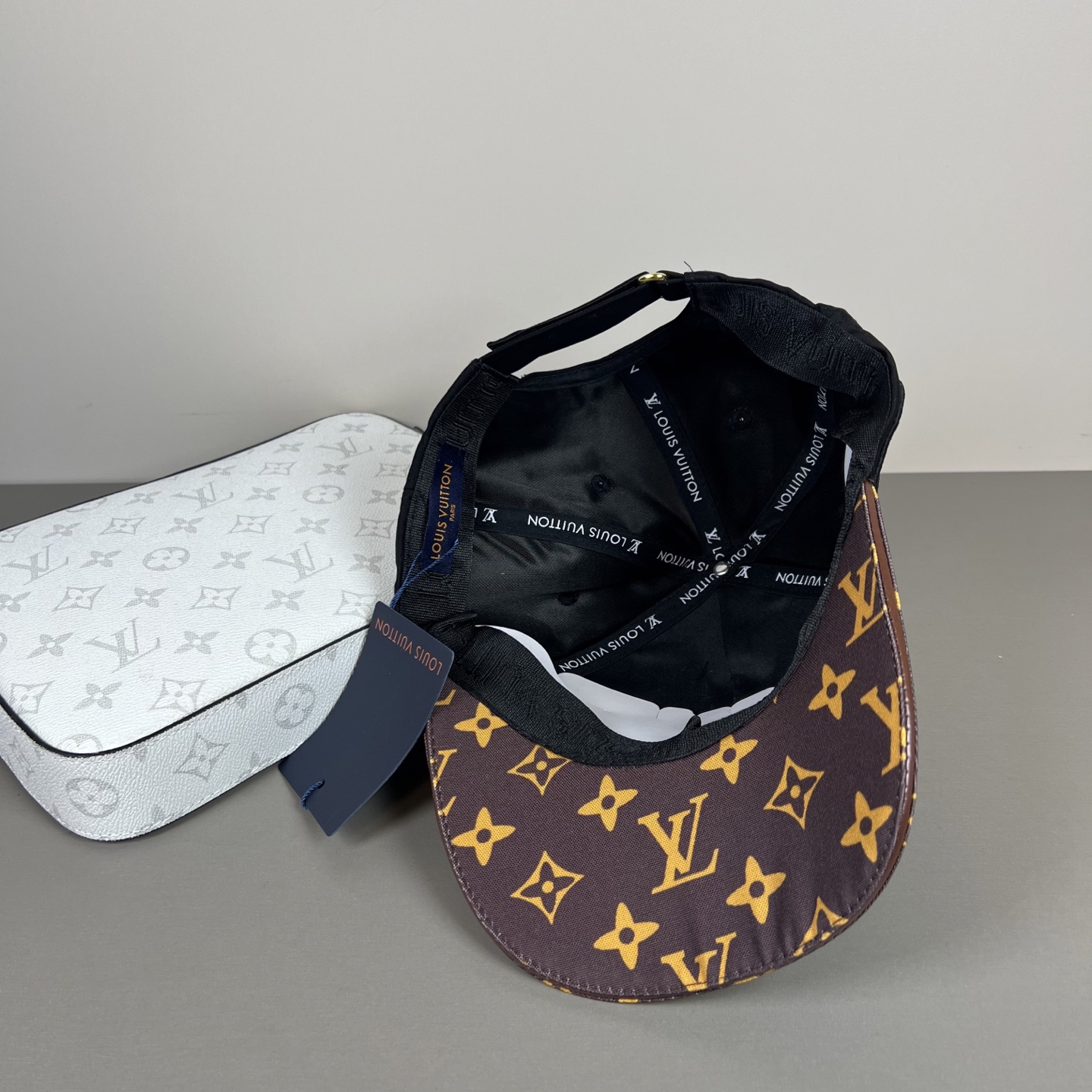 🌾🧢路易威登lv棒球帽 LouisVuitton😍新款重工打造♥️高端大气，百搭款🤗男女通用！