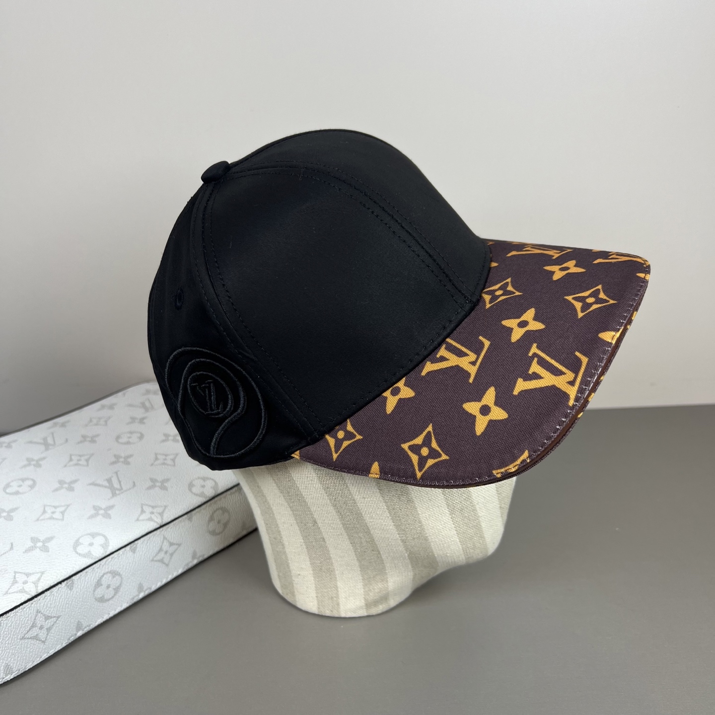 🌾🧢路易威登lv棒球帽 LouisVuitton😍新款重工打造♥️高端大气，百搭款🤗男女通用！