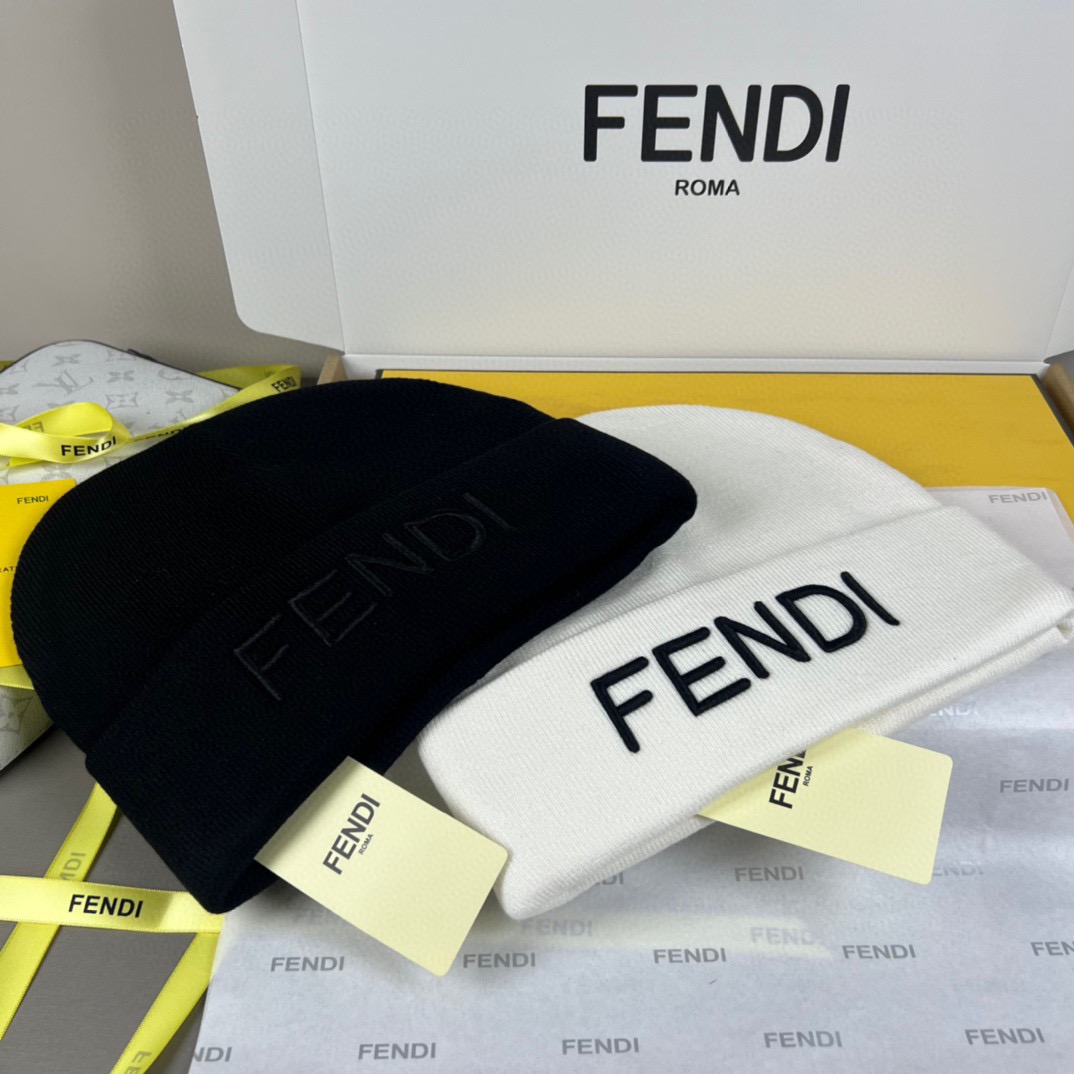 Fendi 博主推荐款针织帽 藏着不动声色的高级感 每一处线条都透着利落大方 简约而不简单 大方且不失格调