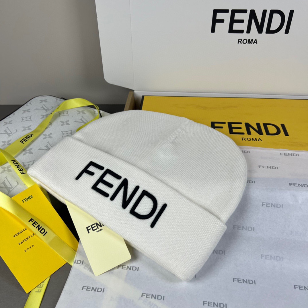 Fendi 博主推荐款针织帽 藏着不动声色的高级感 每一处线条都透着利落大方 简约而不简单 大方且不失格调