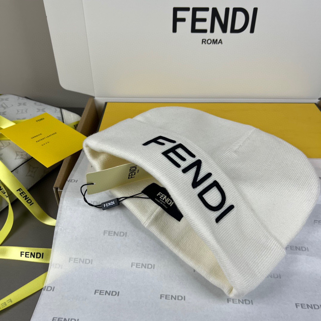 Fendi 博主推荐款针织帽 藏着不动声色的高级感 每一处线条都透着利落大方 简约而不简单 大方且不失格调