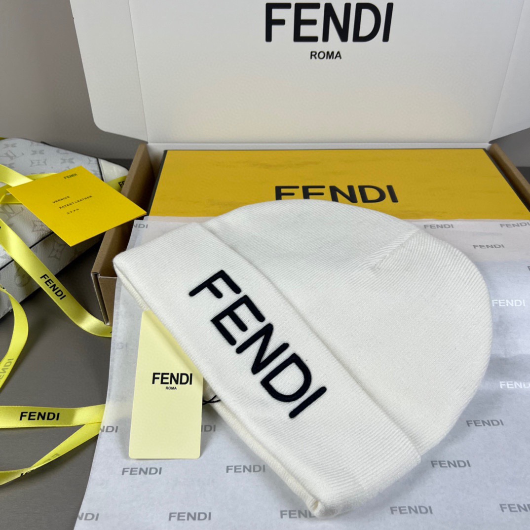 Fendi 博主推荐款针织帽 藏着不动声色的高级感 每一处线条都透着利落大方 简约而不简单 大方且不失格调
