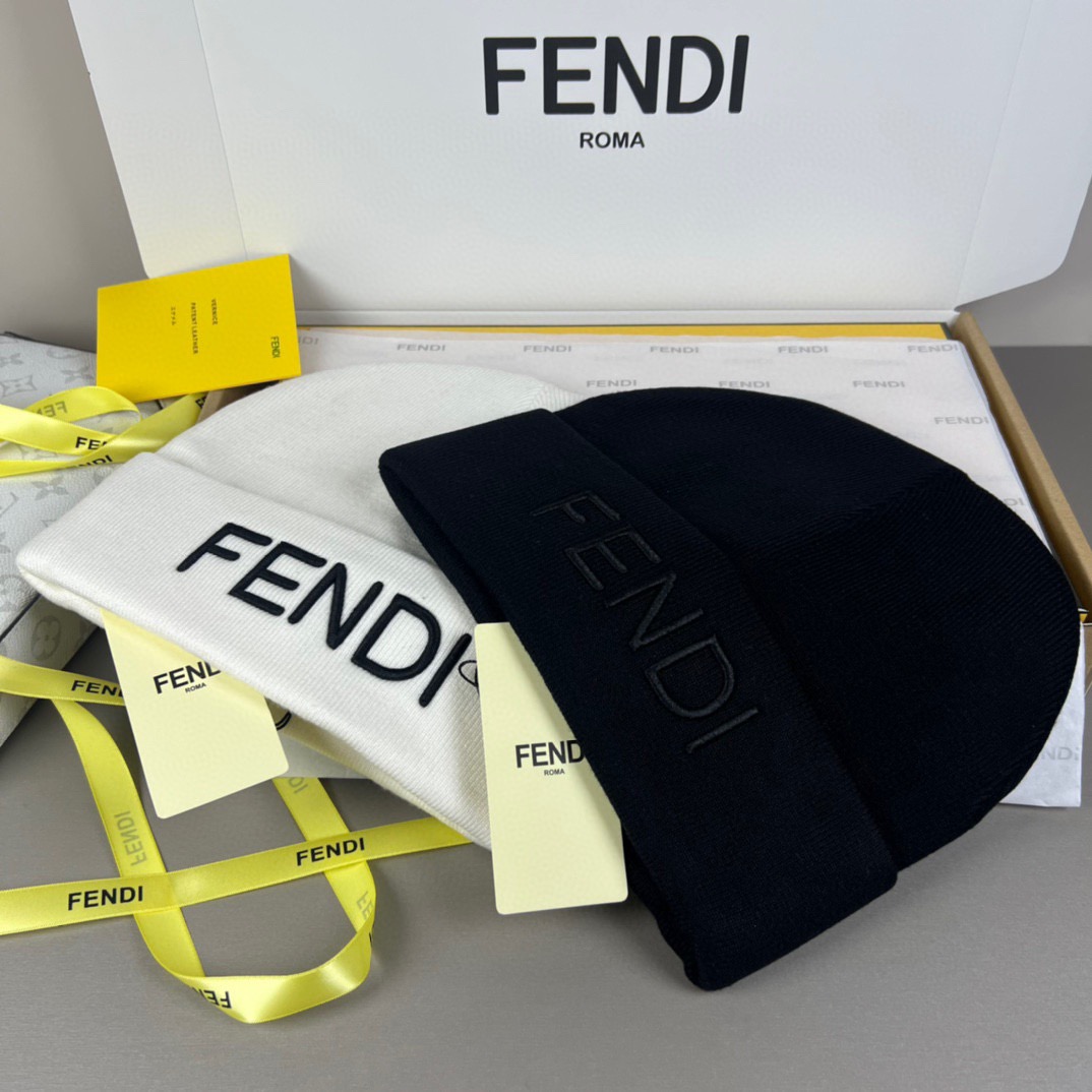 Fendi 博主推荐款针织帽 藏着不动声色的高级感 每一处线条都透着利落大方 简约而不简单 大方且不失格调