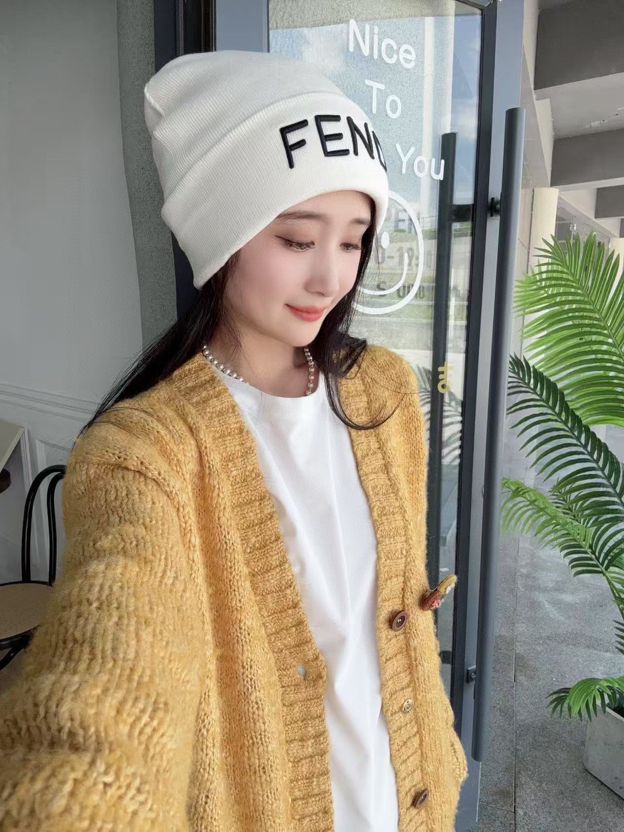 Fendi 博主推荐款针织帽 藏着不动声色的高级感 每一处线条都透着利落大方 简约而不简单 大方且不失格调