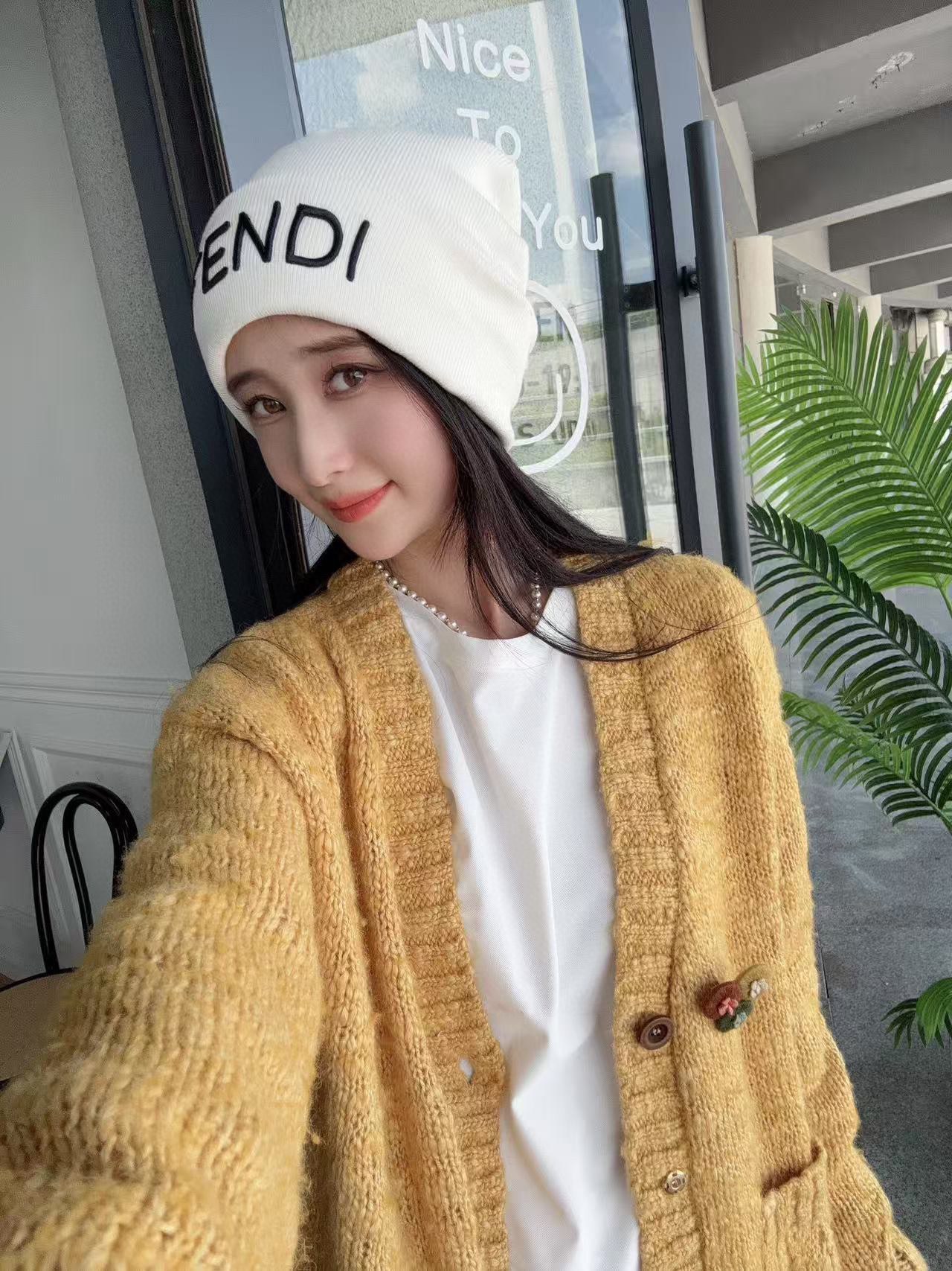 Fendi 博主推荐款针织帽 藏着不动声色的高级感 每一处线条都透着利落大方 简约而不简单 大方且不失格调