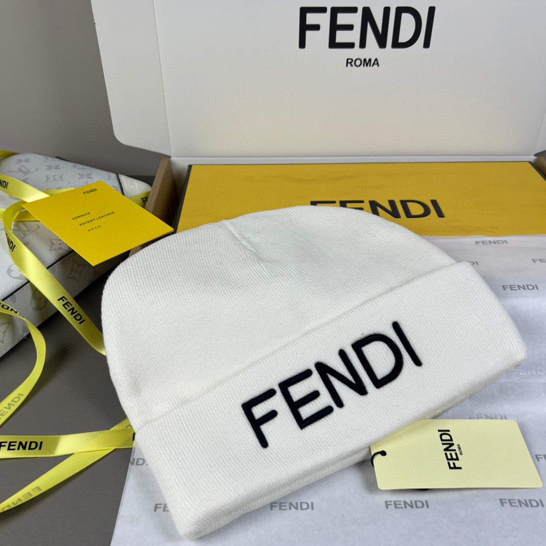 Fendi 博主推荐款针织帽 藏着不动声色的高级感 每一处线条都透着利落大方 简约而不简单 大方且不失格调