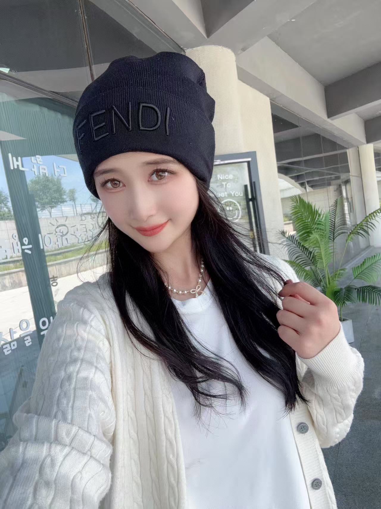 Fendi 博主推荐款针织帽 藏着不动声色的高级感 每一处线条都透着利落大方 简约而不简单 大方且不失格调