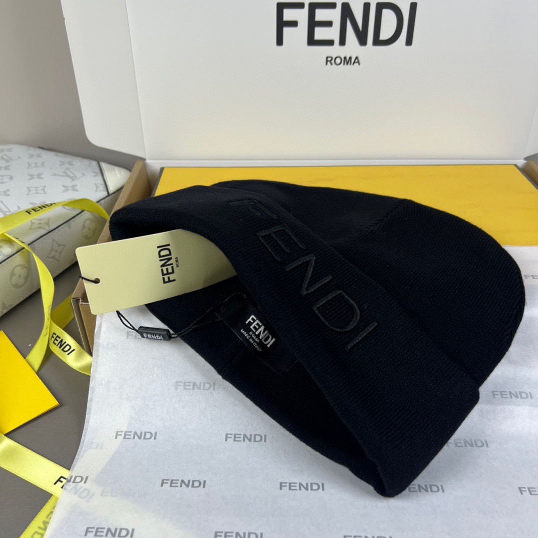 Fendi 博主推荐款针织帽 藏着不动声色的高级感 每一处线条都透着利落大方 简约而不简单 大方且不失格调