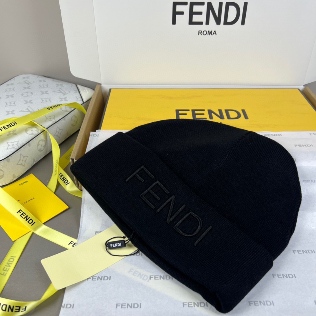 Fendi 博主推荐款针织帽 藏着不动声色的高级感 每一处线条都透着利落大方 简约而不简单 大方且不失格调