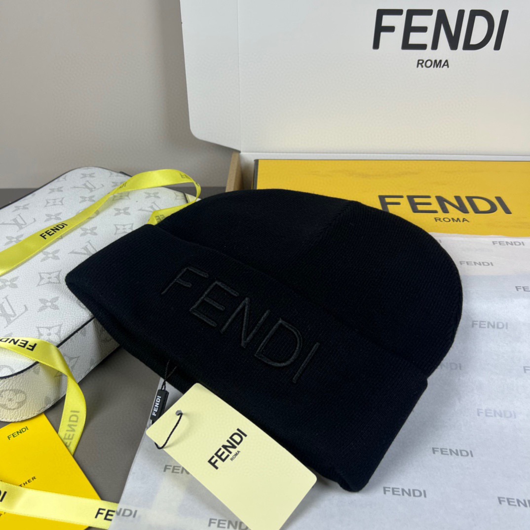 Fendi 博主推荐款针织帽 藏着不动声色的高级感 每一处线条都透着利落大方 简约而不简单 大方且不失格调