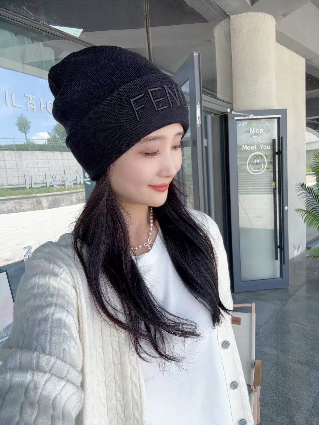 Fendi 博主推荐款针织帽 藏着不动声色的高级感 每一处线条都透着利落大方 简约而不简单 大方且不失格调