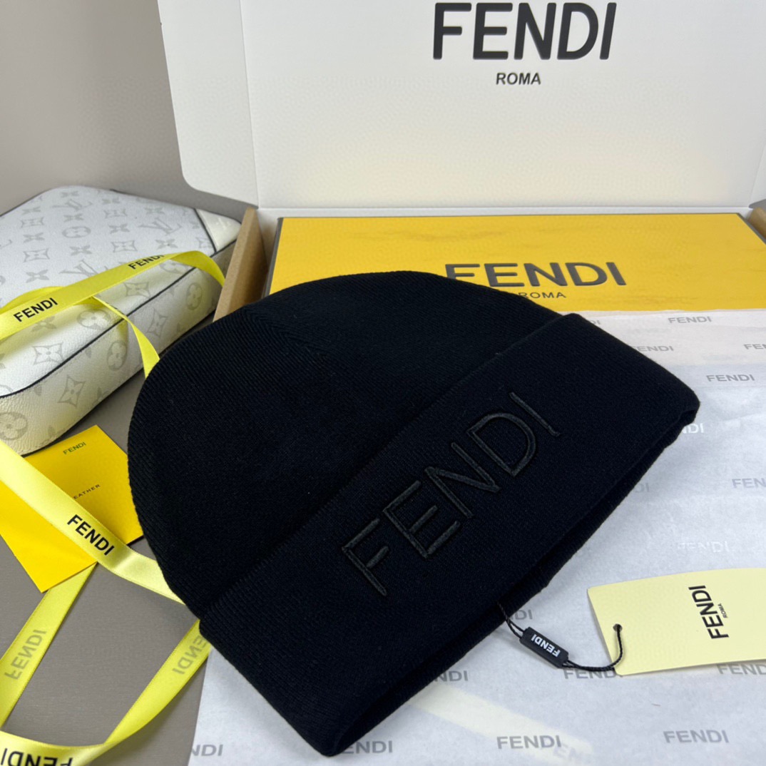 Fendi 博主推荐款针织帽 藏着不动声色的高级感 每一处线条都透着利落大方 简约而不简单 大方且不失格调