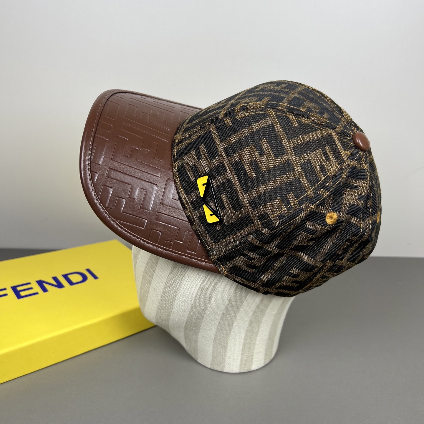 Fendi 常年 款，口碑极佳，轻盈透气 质量超赞，基础头围56，贴片可调节