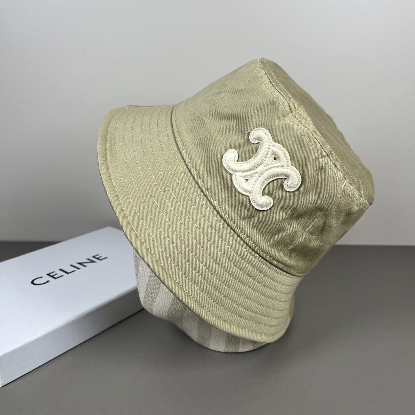 Celine 新款渔夫帽小清新，出门 ，纯手工花式编织，柔韧性更强 不易拉断 颜色是比较自然的草本色