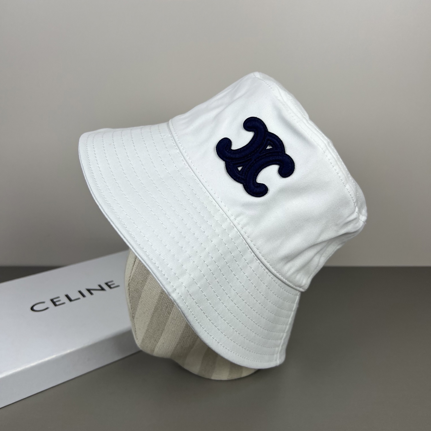 Celine 新款渔夫帽小清新，出门 ，纯手工花式编织，柔韧性更强 不易拉断 颜色是比较自然的草本色