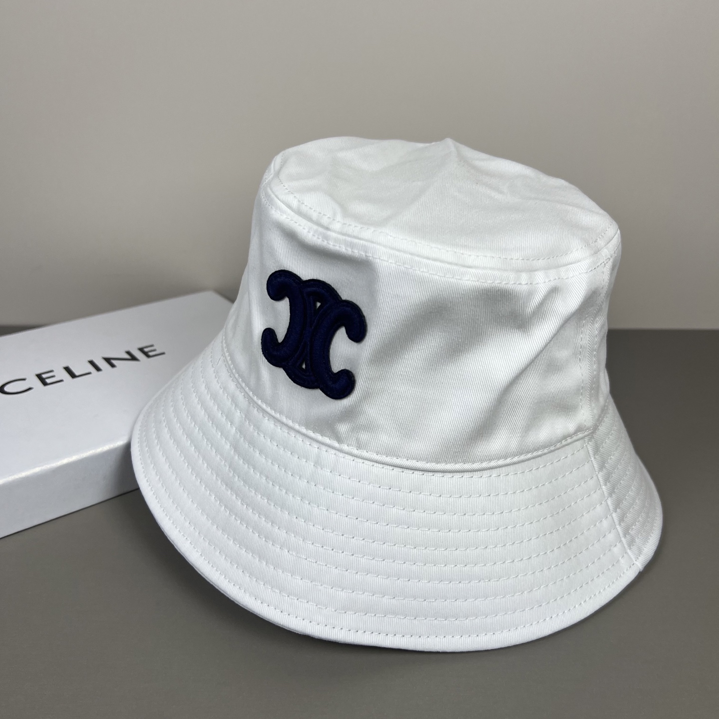 Celine 新款渔夫帽小清新，出门 ，纯手工花式编织，柔韧性更强 不易拉断 颜色是比较自然的草本色