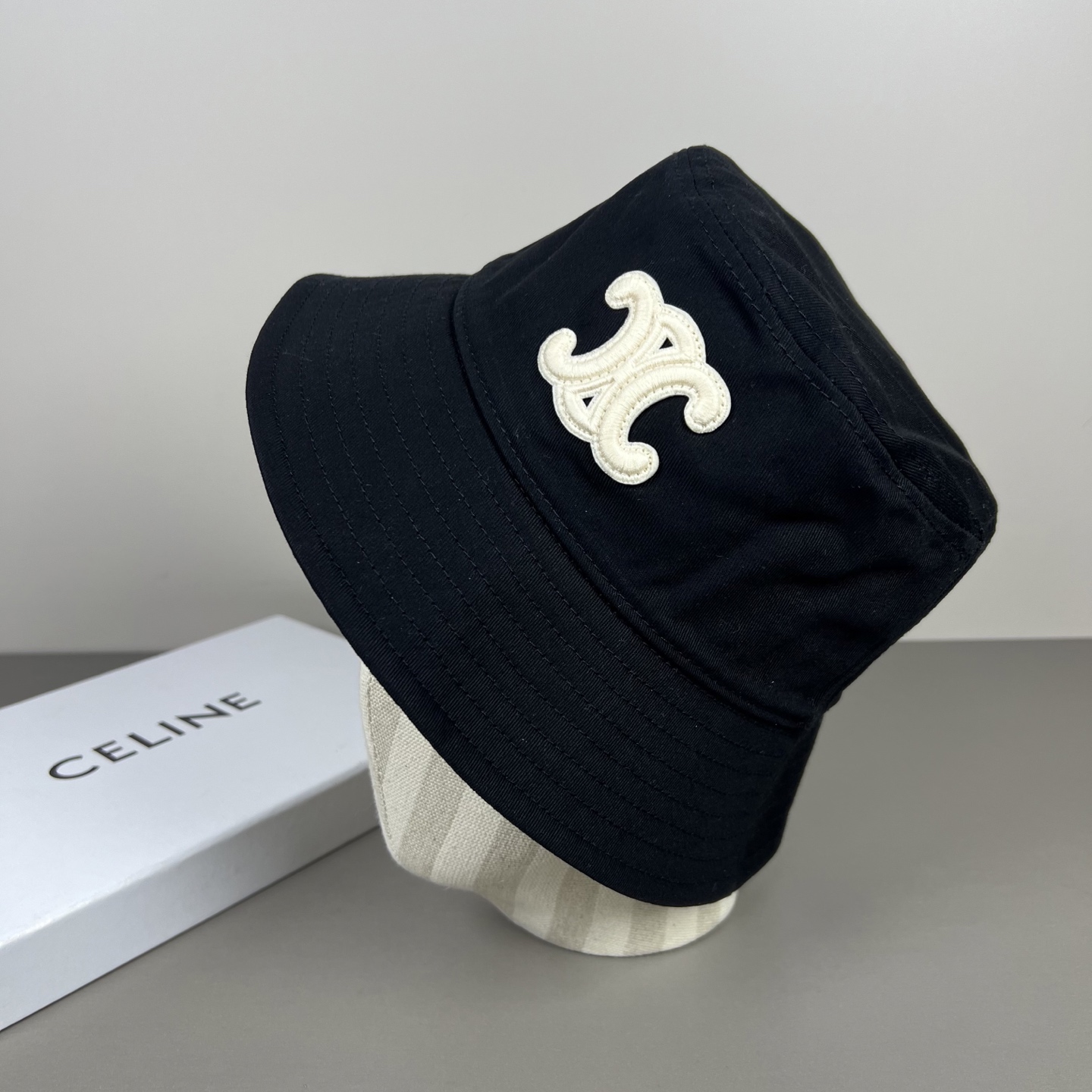 Celine 新款渔夫帽小清新，出门 ，纯手工花式编织，柔韧性更强 不易拉断 颜色是比较自然的草本色