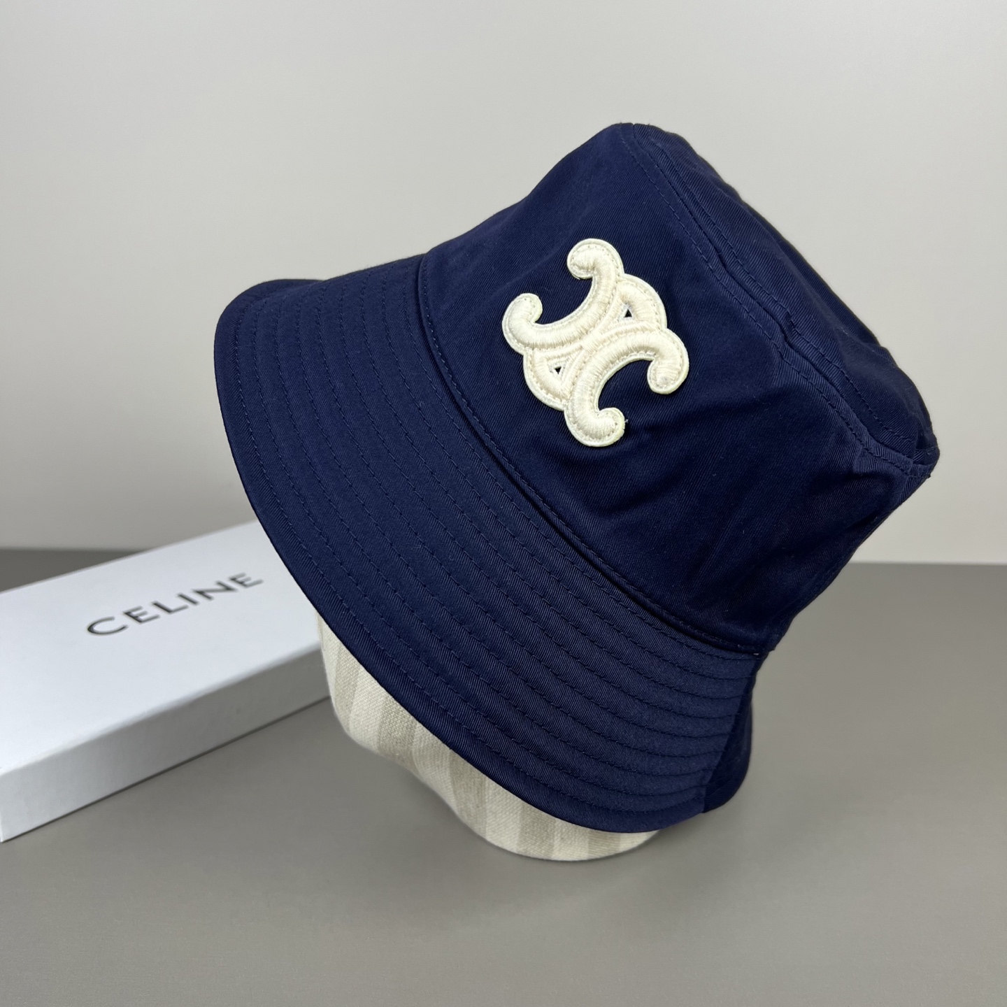 Celine 新款渔夫帽小清新，出门 ，纯手工花式编织，柔韧性更强 不易拉断 颜色是比较自然的草本色