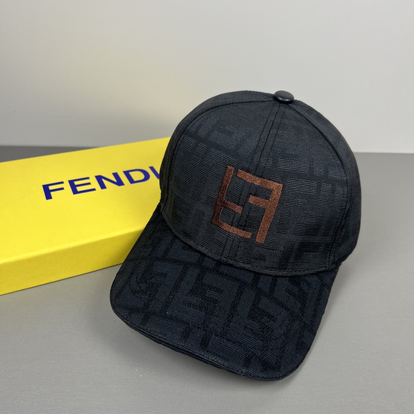 Fendi 常年 款，口碑极佳，轻盈透气 质量超赞，基础头围56，贴片可调节