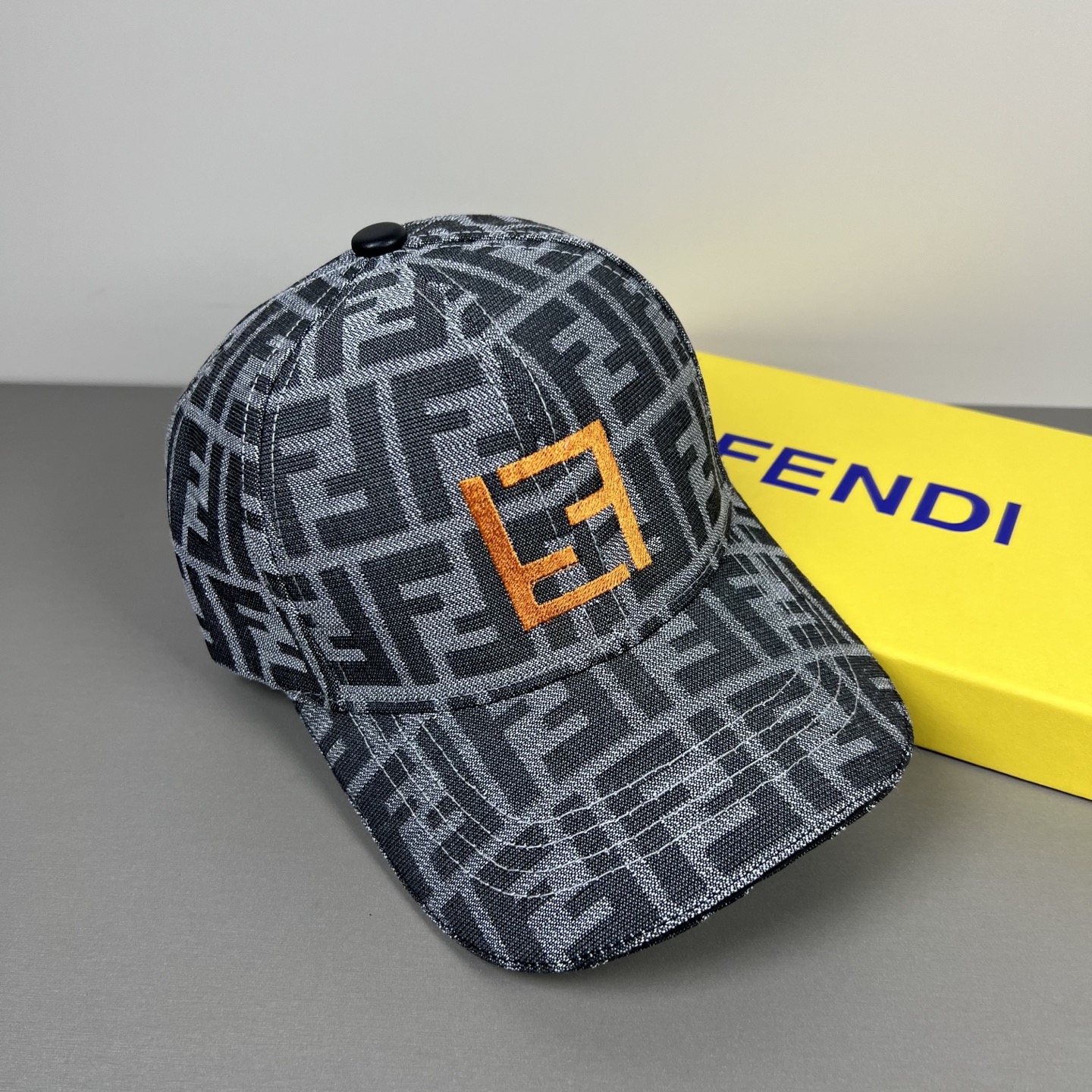 Fendi 常年 款，口碑极佳，轻盈透气 质量超赞，基础头围56，贴片可调节