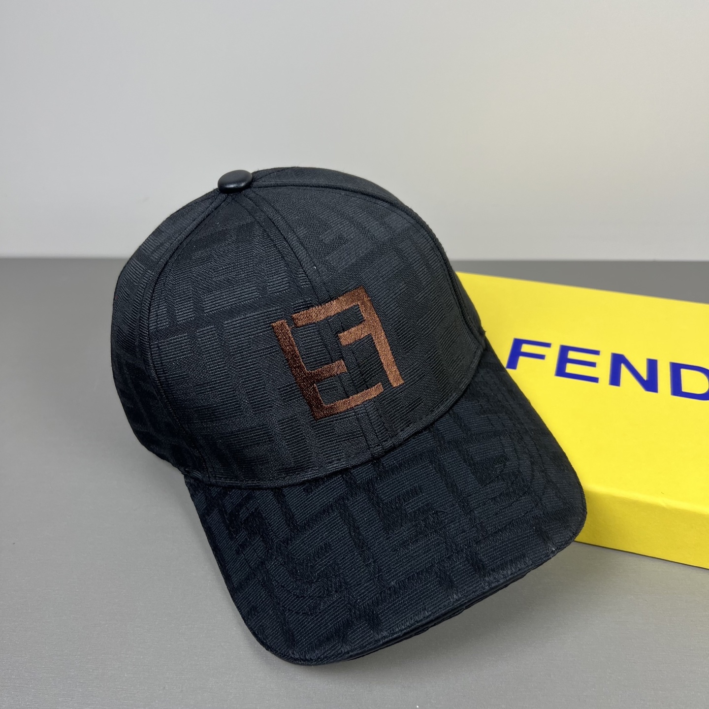 Fendi 常年 款，口碑极佳，轻盈透气 质量超赞，基础头围56，贴片可调节