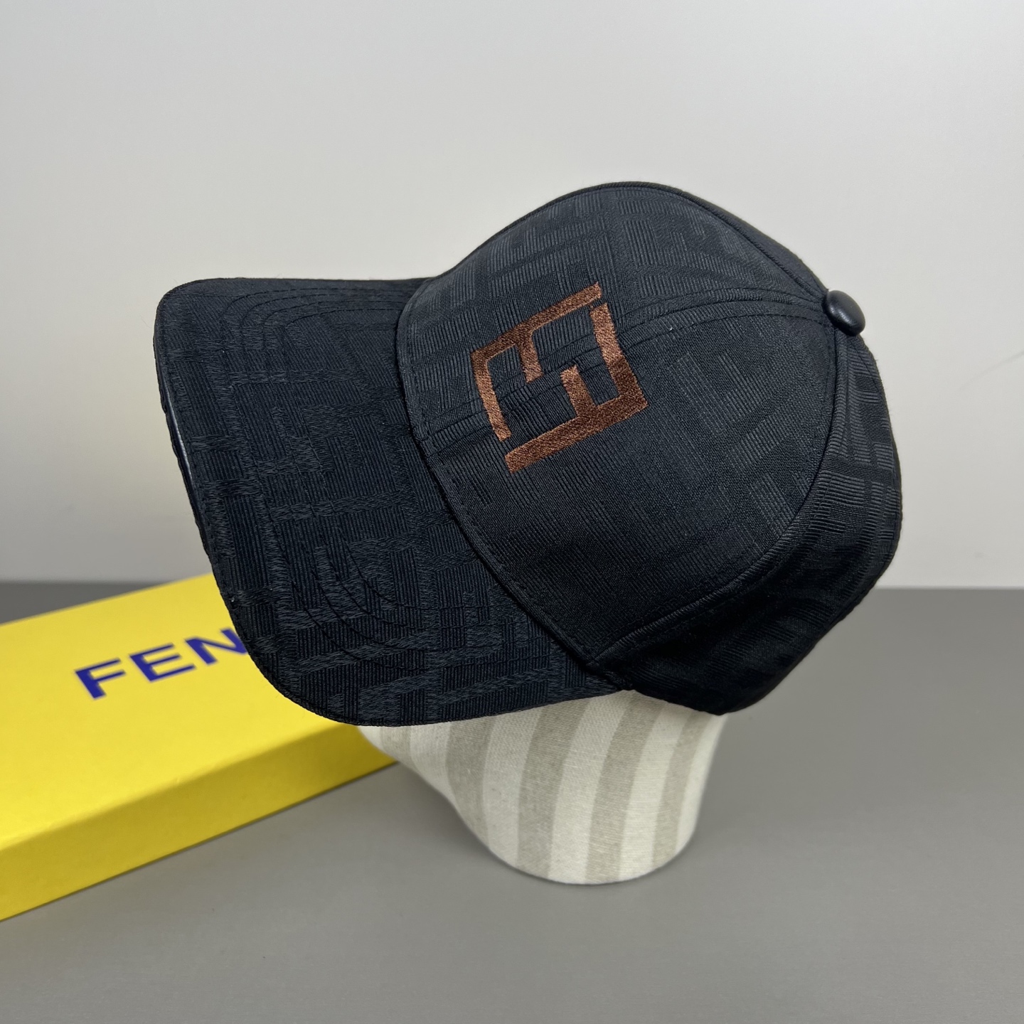 Fendi 常年 款，口碑极佳，轻盈透气 质量超赞，基础头围56，贴片可调节