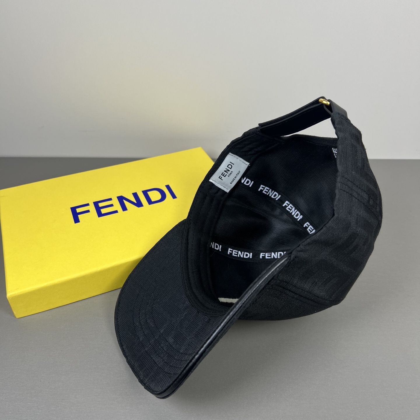 Fendi 常年 款，口碑极佳，轻盈透气 质量超赞，基础头围56，贴片可调节