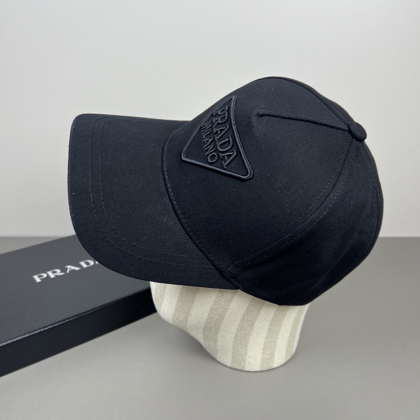 Prada 普拉达 三角标棒球帽 戴一万年都 日常刚需 颜色完美 帽型正点 简直谁戴都 百搭
