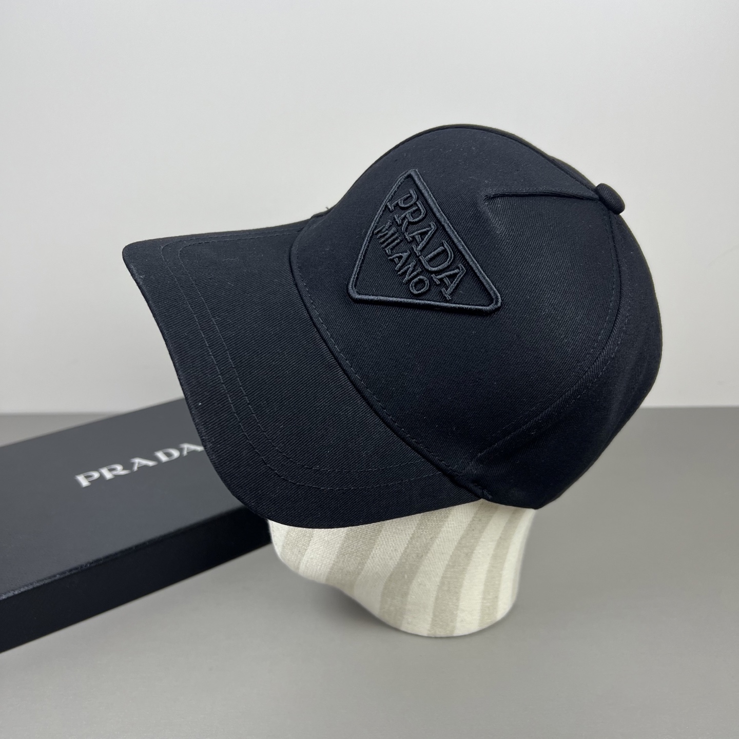 Prada 普拉达 三角标棒球帽 戴一万年都 日常刚需 颜色完美 帽型正点 简直谁戴都 百搭