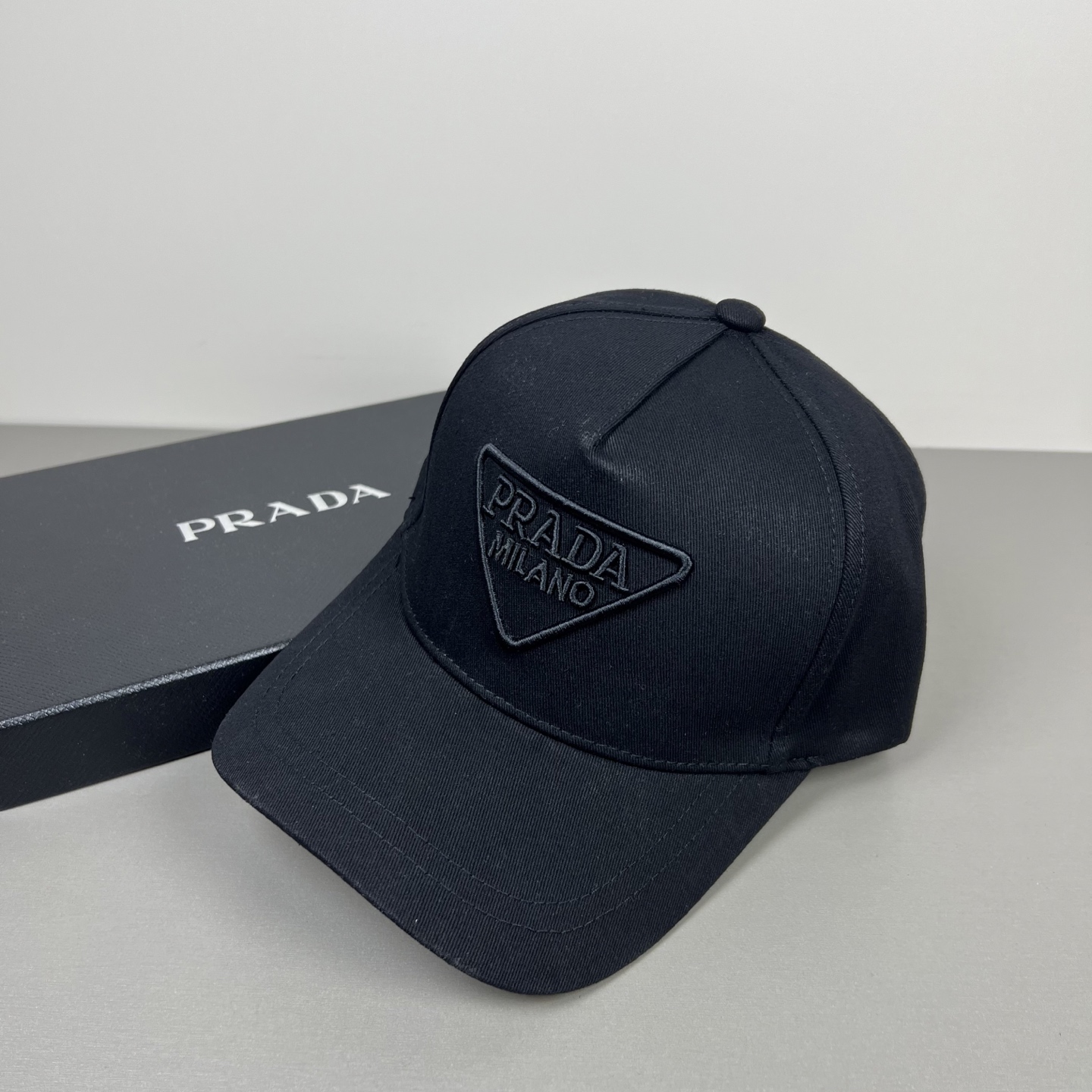 Prada 普拉达 三角标棒球帽 戴一万年都 日常刚需 颜色完美 帽型正点 简直谁戴都 百搭