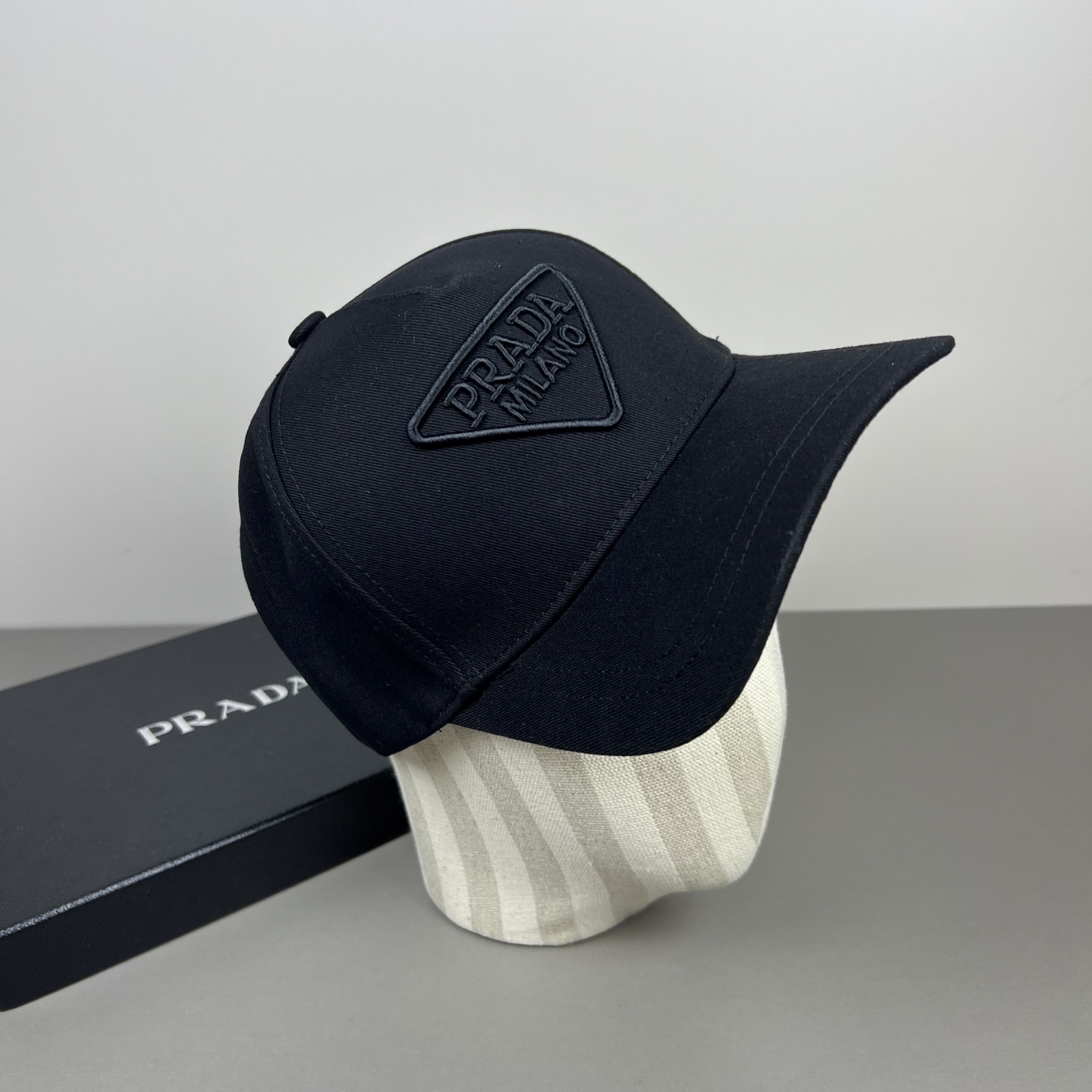 Prada 普拉达 三角标棒球帽 戴一万年都 日常刚需 颜色完美 帽型正点 简直谁戴都 百搭