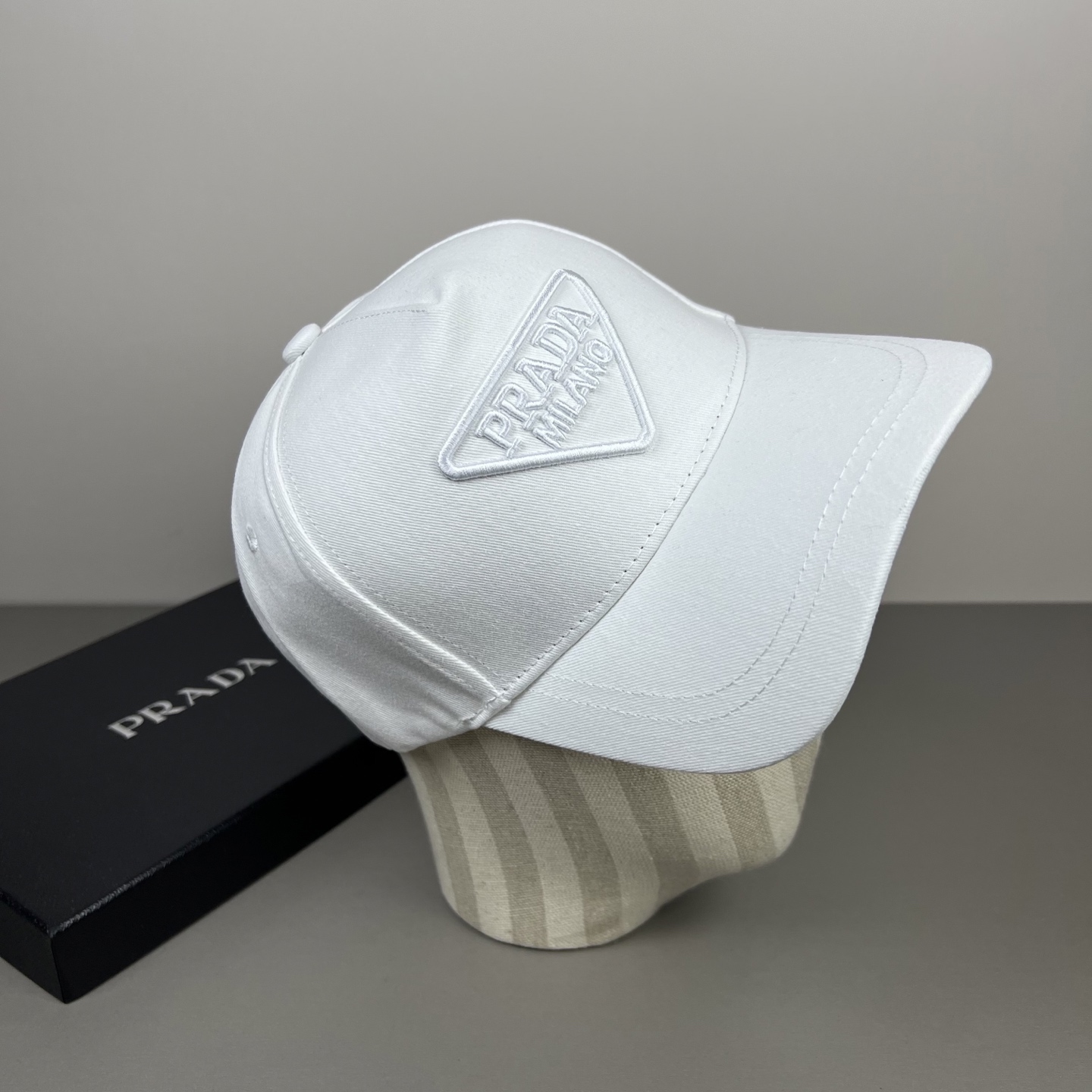 Prada 普拉达 三角标棒球帽 戴一万年都 日常刚需 颜色完美 帽型正点 简直谁戴都 百搭