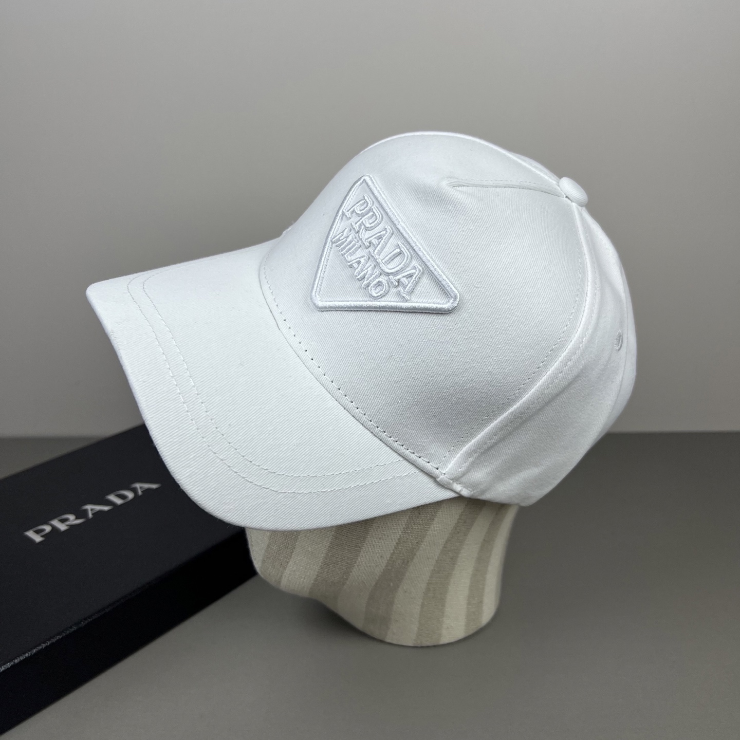 Prada 普拉达 三角标棒球帽 戴一万年都 日常刚需 颜色完美 帽型正点 简直谁戴都 百搭