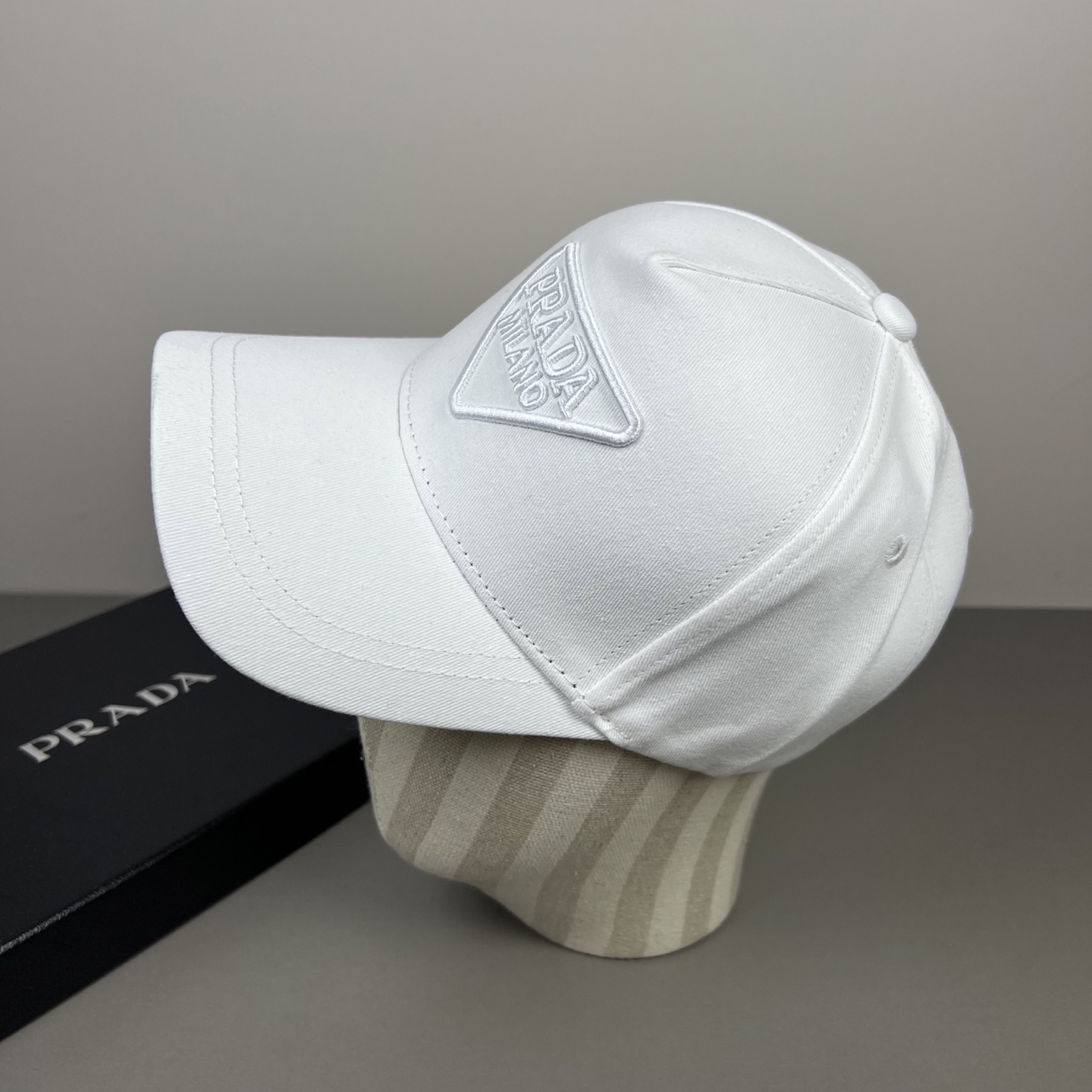 Prada 普拉达 三角标棒球帽 戴一万年都 日常刚需 颜色完美 帽型正点 简直谁戴都 百搭