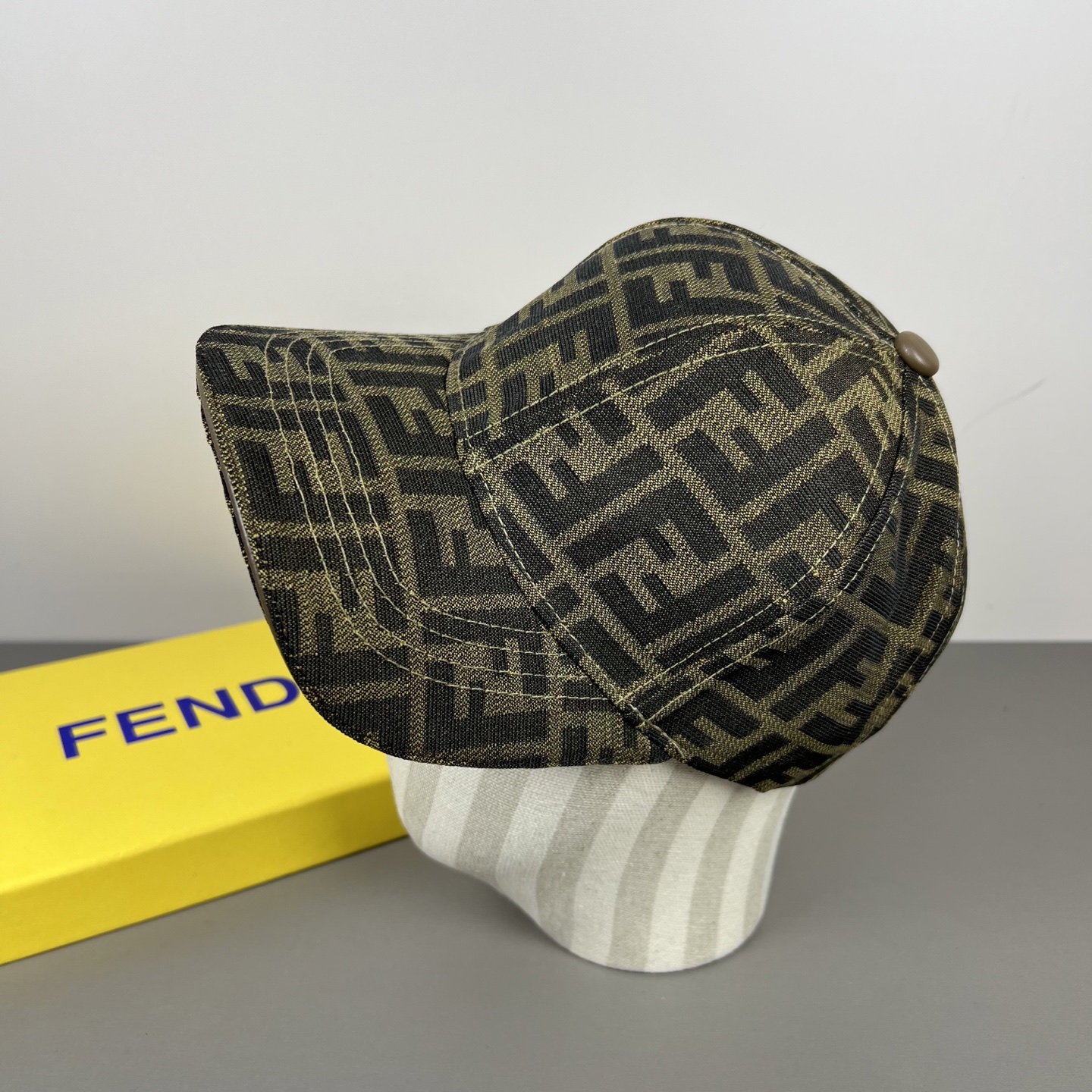 Fendi 常年 款，口碑极佳，轻盈透气 质量超赞，基础头围56，贴片可调节