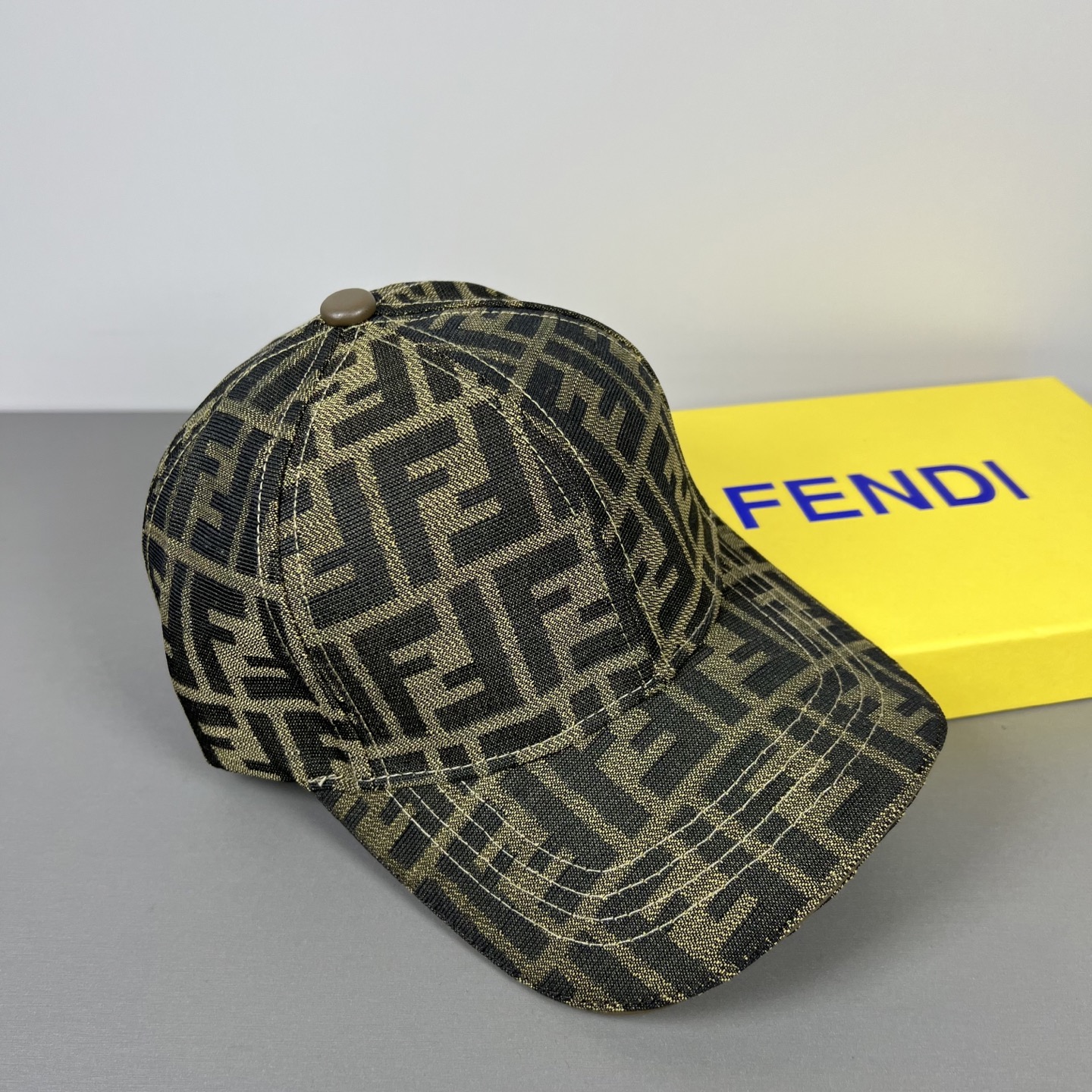Fendi 常年 款，口碑极佳，轻盈透气 质量超赞，基础头围56，贴片可调节