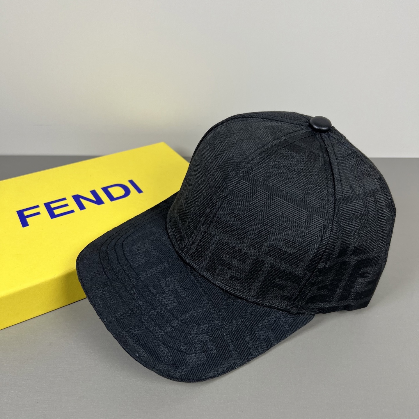 Fendi 常年 款，口碑极佳，轻盈透气 质量超赞，基础头围56，贴片可调节