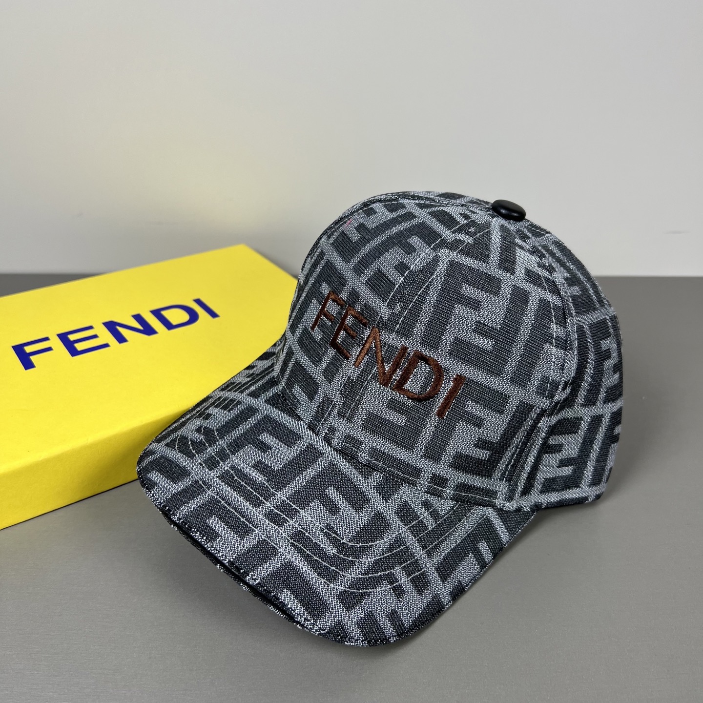 Fendi 常年 款，口碑极佳，轻盈透气 质量超赞，基础头围56，贴片可调节