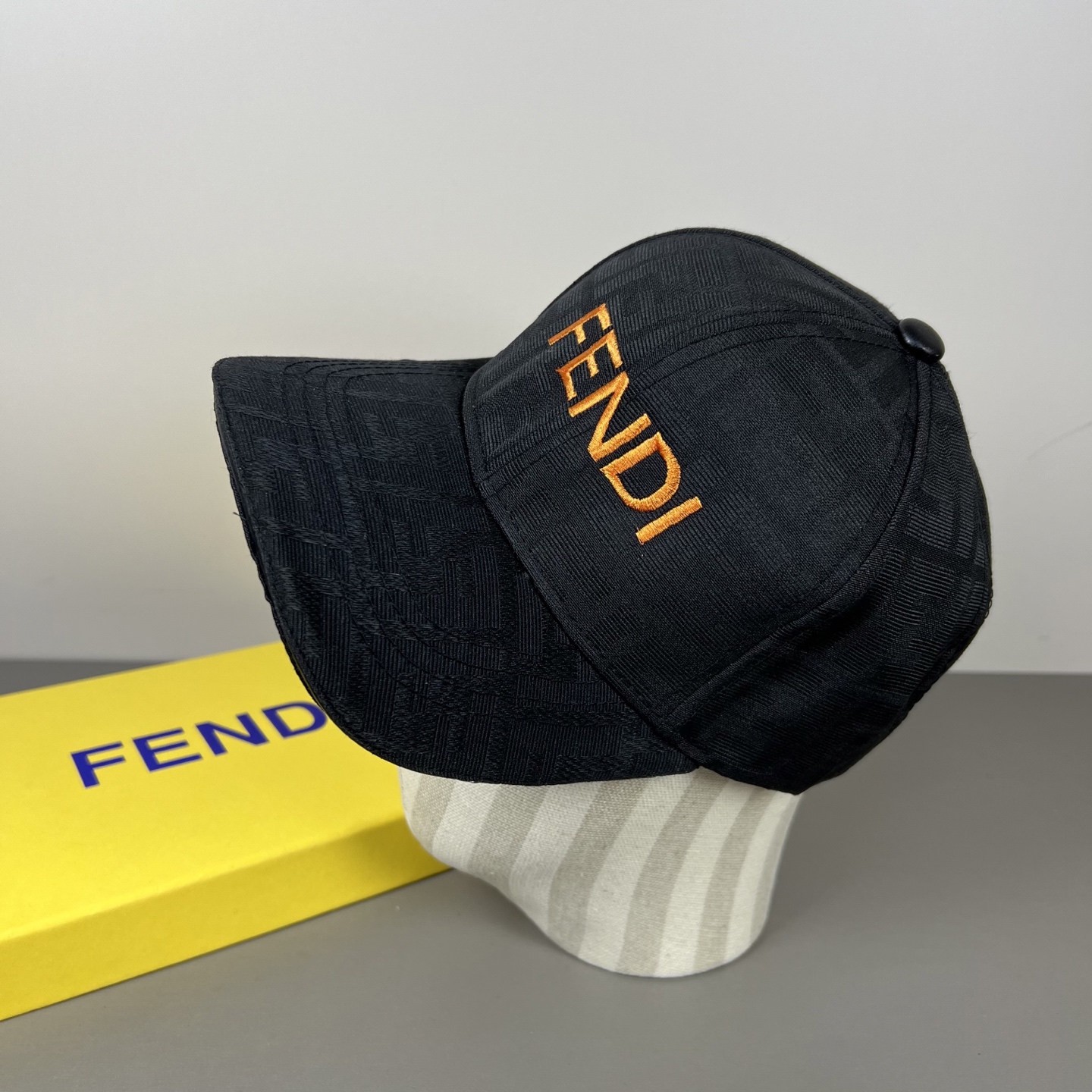 Fendi 常年 款，口碑极佳，轻盈透气 质量超赞，基础头围56，贴片可调节