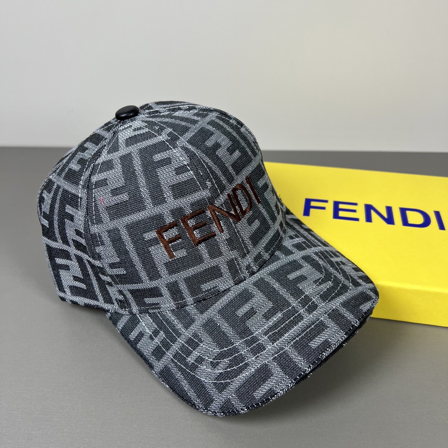 Fendi 常年 款，口碑极佳，轻盈透气 质量超赞，基础头围56，贴片可调节