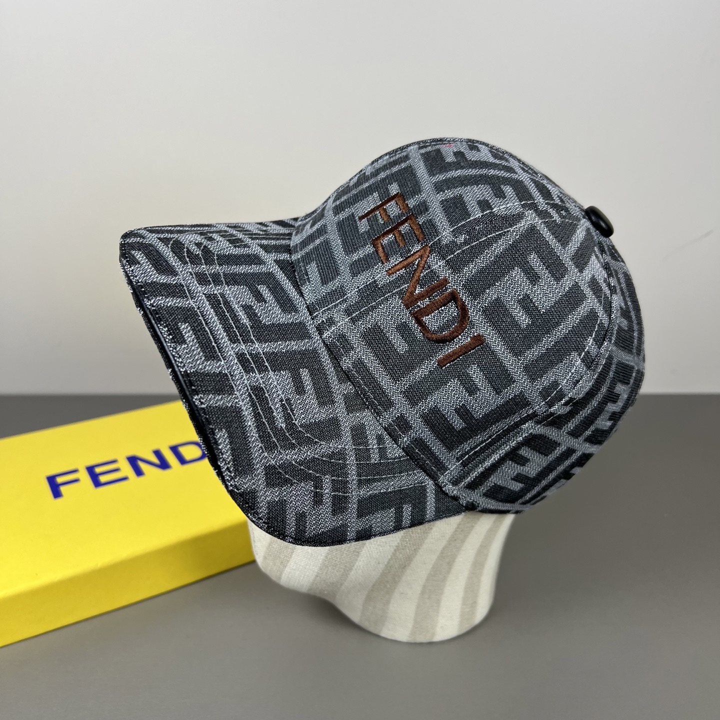 Fendi 常年 款，口碑极佳，轻盈透气 质量超赞，基础头围56，贴片可调节