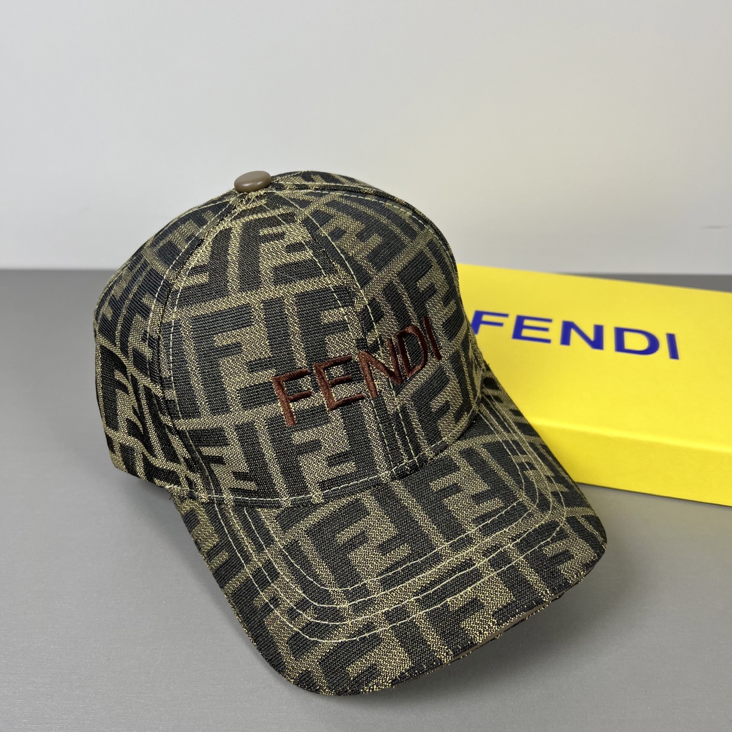 Fendi 常年 款，口碑极佳，轻盈透气 质量超赞，基础头围56，贴片可调节