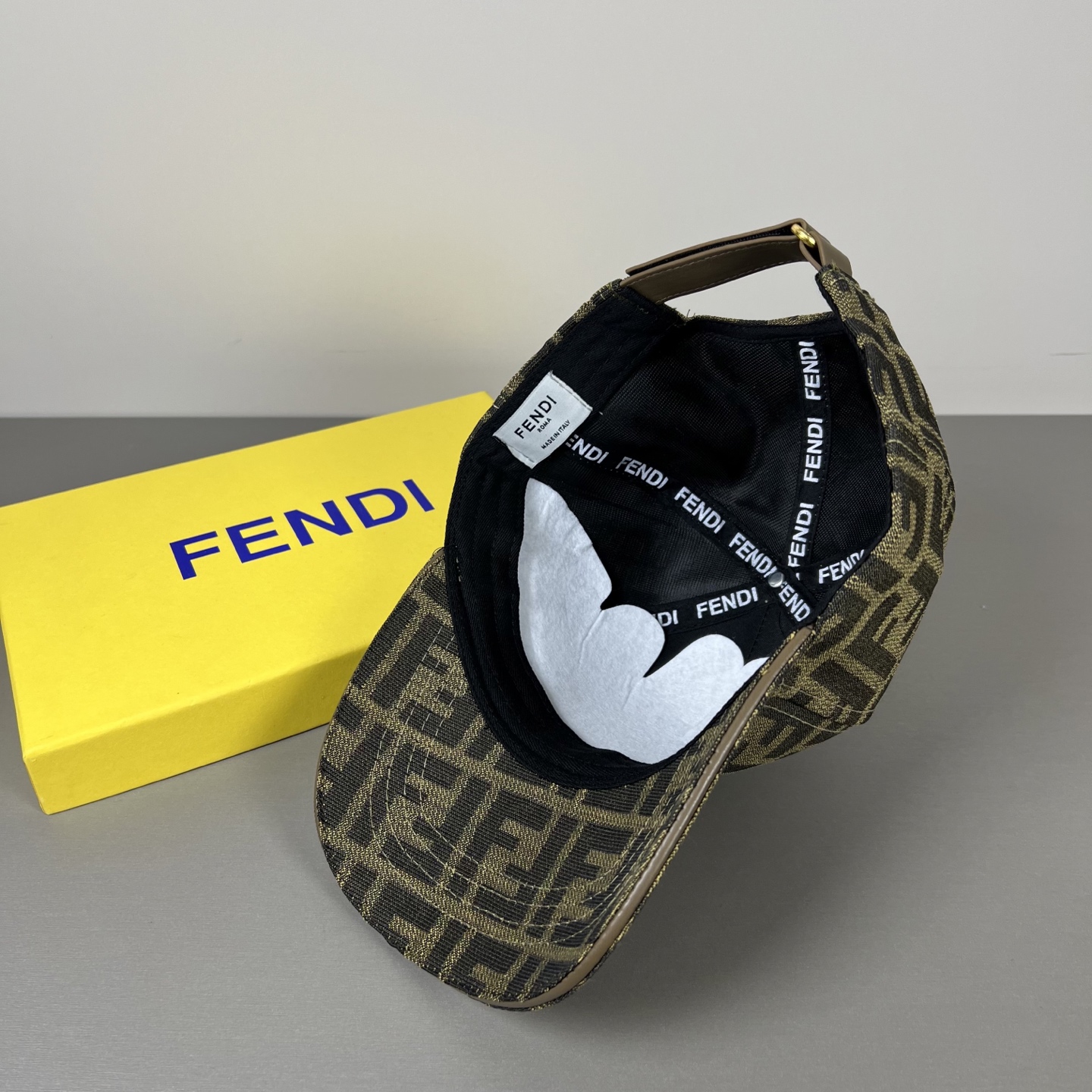 Fendi 常年 款，口碑极佳，轻盈透气 质量超赞，基础头围56，贴片可调节