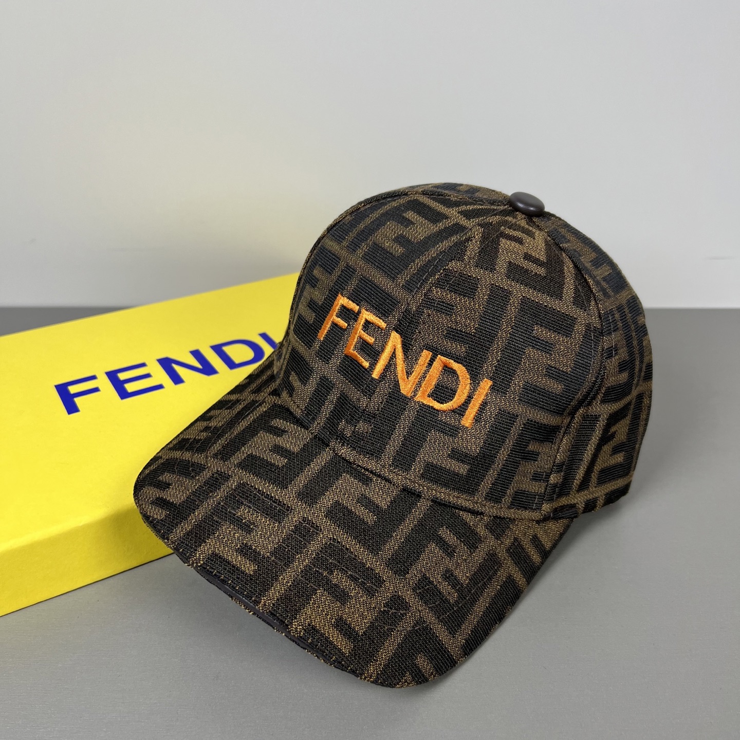Fendi 常年 款，口碑极佳，轻盈透气 质量超赞，基础头围56，贴片可调节